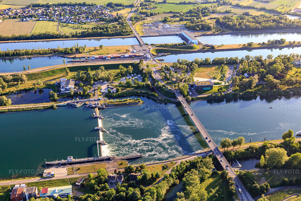 Luftbild: Wehr im Rhein und Brücke für die B31 über den Rhein zur Rheininsel in Breisach am Rhein im Bundesland Baden-Württemberg in Deutschland. Foto: IMG_147821.jpg vom 30.05.2025 durch Werner Riehm/FLY-FOTO.de