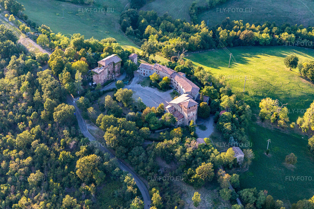 Vue aérienne: Castello di Casalgrande à Casalgrande dans le département Reggio Emilia, Italie. Photo: IMG_134676.jpg prise le 19/09/2022 par Werner Riehm/FLY-FOTO.eu – Résolution de l'original: 5472 x 3648 px