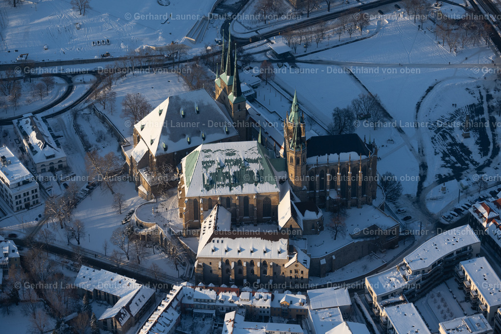 4045061 | ERFURT 14.02.2021 Winterlich schneebedeckte Kirchengebäude des Domes des Erfurter Dom im Ortsteil Altstadt in Erfurt im Bundesland Thüringen, Deutschland. Weiterführende Informationen bei: Kath. Pfarramt Dom St. Marien. // Wintry snowy church building of the cathedral of of Erfurter Dom in the district Altstadt in Erfurt in the state Thuringia, Germany. Further information at: Kath. Pfarramt Dom St. Marien. Foto: Gerhard Launer