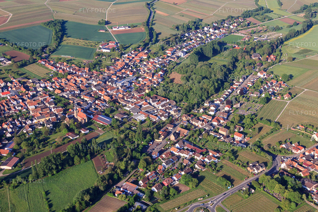 Luftbild: Ortsansicht von Nordosten im Ortsteil Ingenheim in Billigheim-Ingenheim im Bundesland Rheinland-Pfalz in Deutschland. Foto: IMG_64752.jpg vom 04.05.2014 durch Werner Riehm/FLY-FOTO.deAuflösung des Originals: 4752 x 3168 px