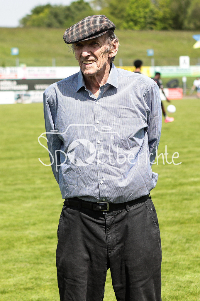 FC Pipinsried - SV Wacker Burghausen | Pipinsried Vereinslegende Konrad HOESS wird in der Halbzeit zum Ehrenpraesidenten ernannt / Ehrung / Einzelfoto / Freisteller