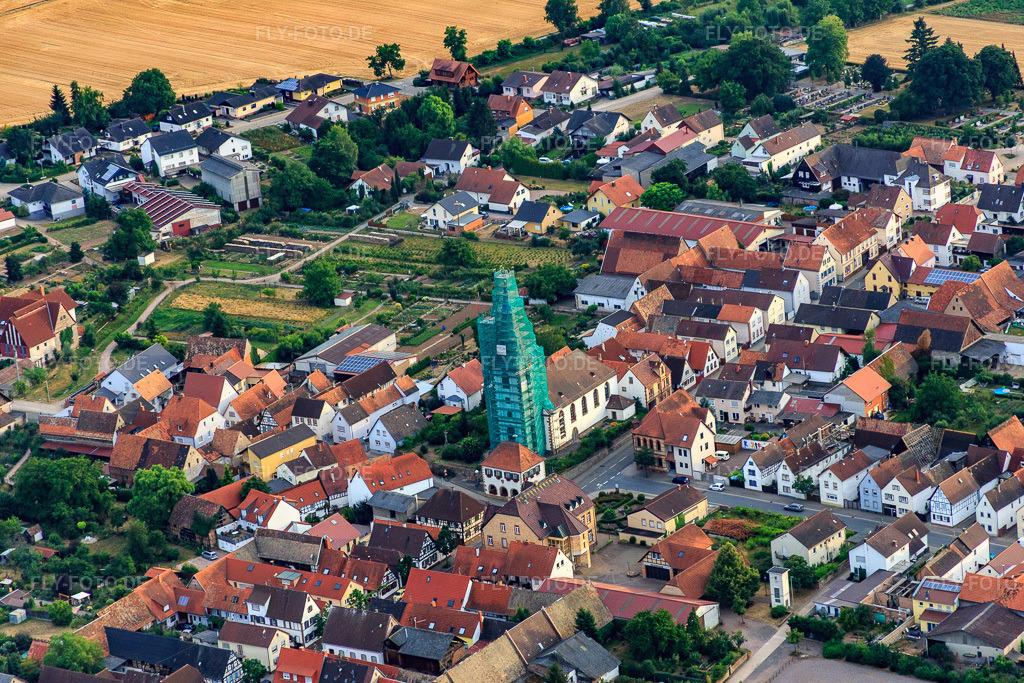 Luftbild: katholische Kirche eingerüstet von Leidner GmbH Gerüstbau, Landau in Ottersheim bei Landau im Bundesland Rheinland-Pfalz in Deutschland. Foto: IMG_083691.jpg vom 24.07.2015 durch Werner Riehm/FLY-FOTO.de
