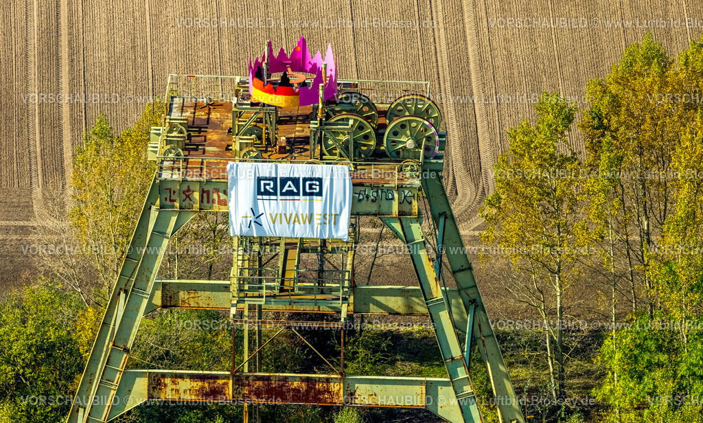Hamm241008794SchachtDonarRadbod | Luftbild, RAG Vivawest Förderturm mit Krönung, Krone in Deutschlandfarben, Kunstobjekt von Künstlerin Kuray Cetinbaya, Schacht Donar Radbod Bauerschaft Nordick, Herbern, Ascheberg, Ruhrgebiet, Nordrhein-Westfalen, Deutschland