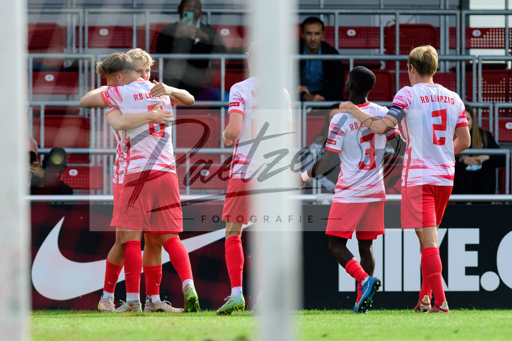 YLLEBR20210928_038 | Fussball, A-Junioren: Robin Friedrich (RB Leipzig) Torjubel, jubelt mit seiner Mannschaft nach dem Treffer zum 1:0 beim Spiel der UEFA Youth League zwischen RB Leipzig und FC Bruegge im Stadion am Cottaweg am 28.09.2021 in Leipzig, Deutschland. - Realisiert mit Pictrs.com
