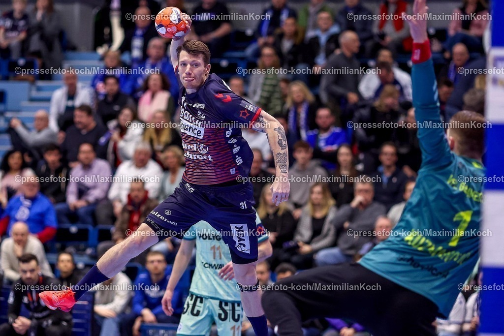 Gum11022501010 | 11.02.2025, Handball, European League - Hauptrunde Gruppe IV, VfL Gummersbach - SG Flensburg-Handewitt, Schwalbe-Arena: Emil Jakobsen (Flensburg-Handewitt #31) wirft den Ball ins Tor von Torwart Dominik Kuzmanovic (GUM #1) 