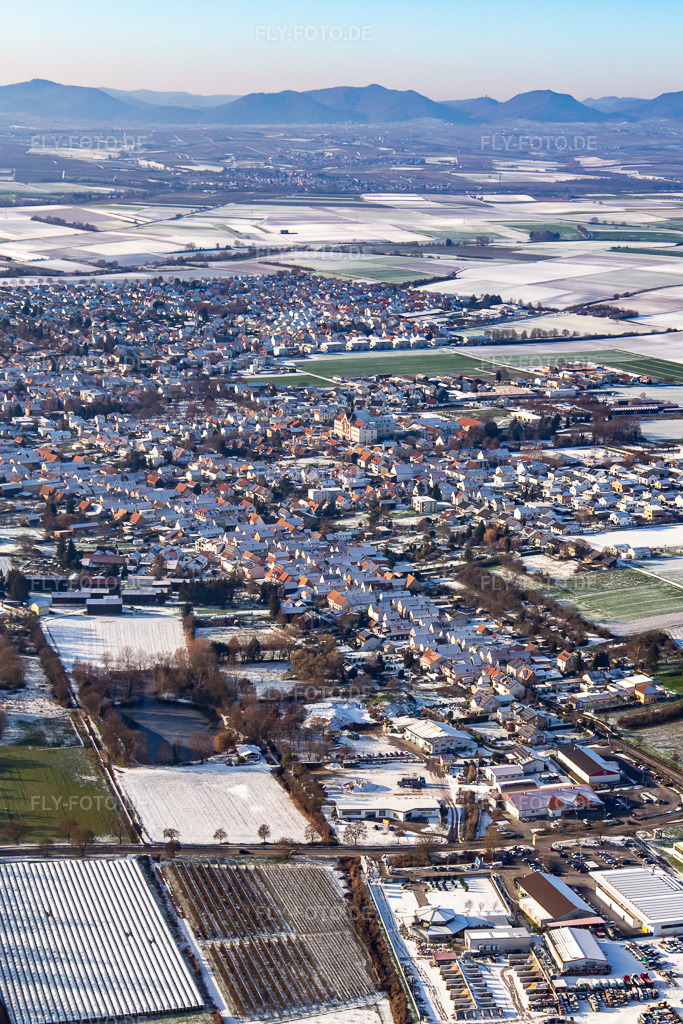 Luftbild: untere Hauptstraße im Winter bei Schnee in Herxheim bei Landau im Bundesland Rheinland-Pfalz in Deutschland. Foto: IMG_135511.jpg vom 16.12.2022 durch Werner Riehm/FLY-FOTO.de