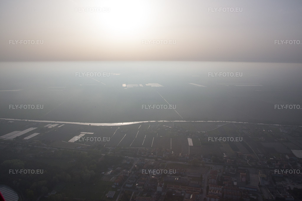 Vue aérienne: Vue de la ville à Fossone d'Adige dans le département Vénétie, Italie. Photo: IMG_087619.jpg prise le 06/04/2016 par Werner Riehm/FLY-FOTO.euRésolution de l'original: 5472 x 3648 px