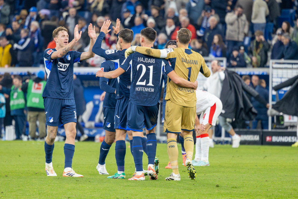 Fußball Bundesliga, Saison 2025/26, 10. Spieltag: TSG Hoffenheim gegen RB Leipzig | Fußball Bundesliga, Saison 2025/26, 10. Spieltag: TSG Hoffenheim gegen RB Leipzig***Bild: Große Freude bei den Spieler von Hoffenheim nach dem Sieg gegen den Tabellenzweiten Leipzig - Realisiert mit Pictrs.com