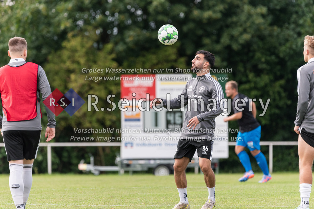 RS-1-001922 | Arif Mete Kilic (#26, Reinfeld) wärmt sich in der Halbzeitpause auf.