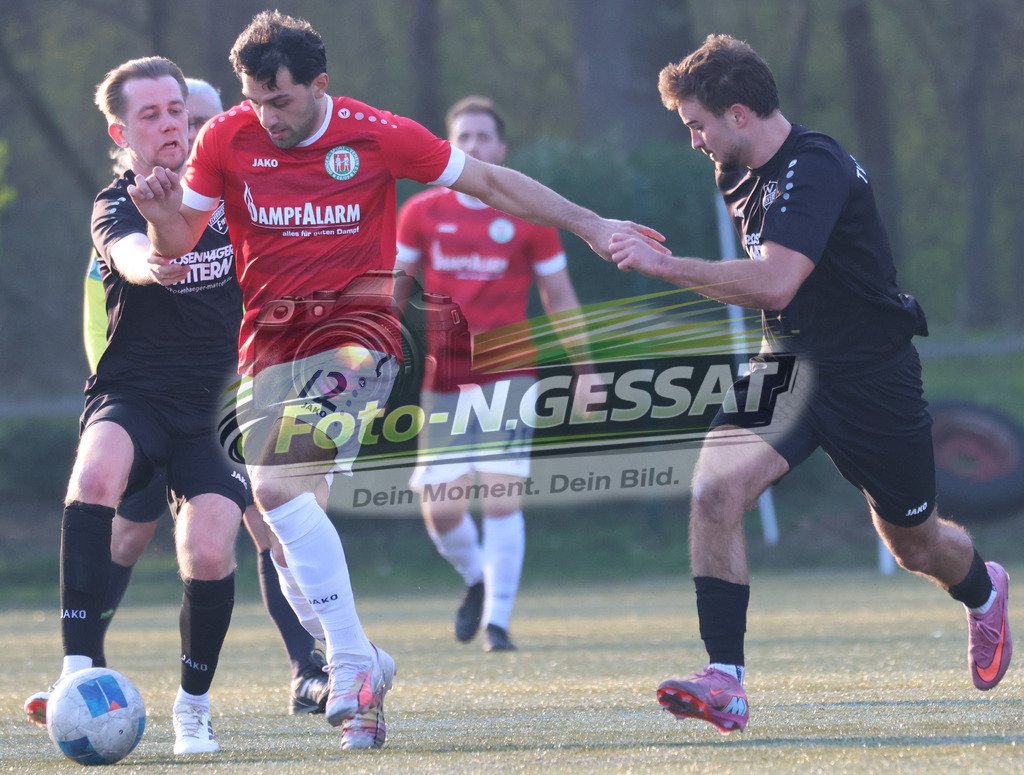 Bünder SV - TV Elverdissen | Auf dem Bild zu sehen: rot Bünder SV: Batuhan Kaymak ; schwarz TV Elverdissen v.l.: Lukas Büker, Yann Gomes de Barros Coelho  : Bünder SV, TV Elverdissen, Saison 25/26, Kreisliga A, Deutschland - Realisiert mit Pictrs.com