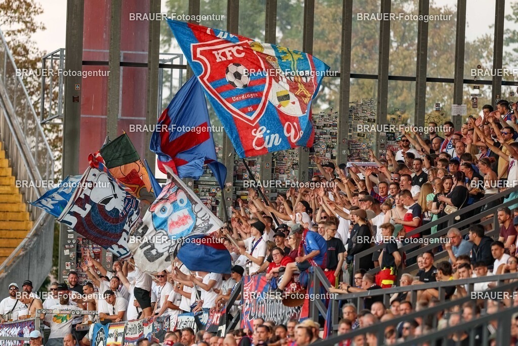 SB_KFCBAU_20250815_4447.JPG -  - KFC Uerdingen - SF Baumberg - Oberliga Niederrhein | Krefeld, Deutschland, 15.08.25: Fans von KFC Uerdingen mit Flaggen, Bannern während des Oberliga Niederrhein Spiels zwischen KFC Uerdingen - SF Baumberg in der Grotenburg Stadion am 15. August 2025 in Krefeld, Deutschland. (Foto von Stefan Brauer/Brauer-Fotoagentur)