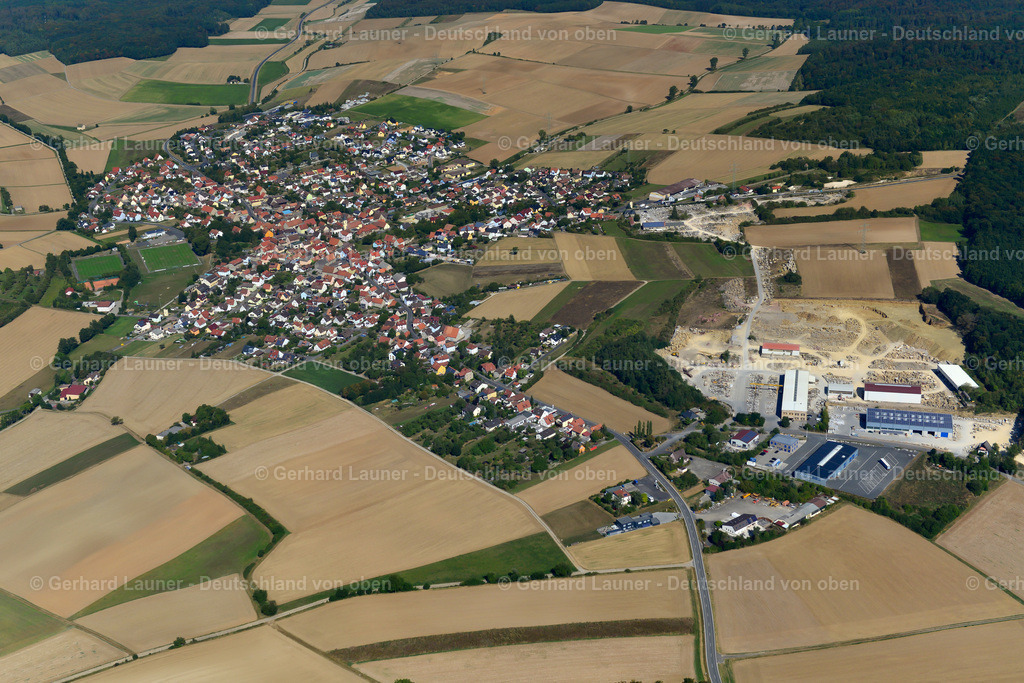 3650540 | KLEINRINDERFELD 13.09.2016 Ortsansicht am Rande von landwirtschaftlichen Feldern und Nutzflächen  in Kleinrinderfeld im Bundesland Bayern, Deutschland // Village view on the edge of agricultural fields and land  in Kleinrinderfeld in the state Bavaria, Germany Foto: Gerhard Launer