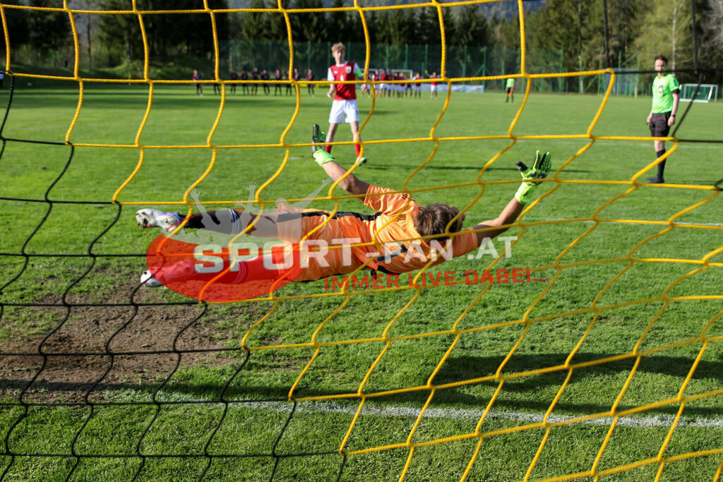 AUSTRIA U15 - MEXICO U15 | MARCEL STÖHR (Austria #14) Cristo Navarete (Mexico #1) ; AUSTRIA U15 - MEXICO U15 am 29.04.2022 in Arnoldstein
(Sportplatz), AUSTRIA, (Photo by Ernst Krawagner sport-fan.at) - Realisiert mit Pictrs.com