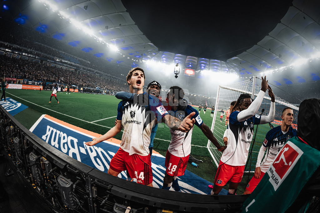 Fußball | Männer | Saison 2025/2026 | 1. Fußball-Bundesliga | 13. Spieltag | Hamburger SV vs. SV Werder Bremen | 07.12.2025 | Torjubel Luka Vuskovic (#44, HSV) links mit Fabio Balde (#45, HSV) rechts