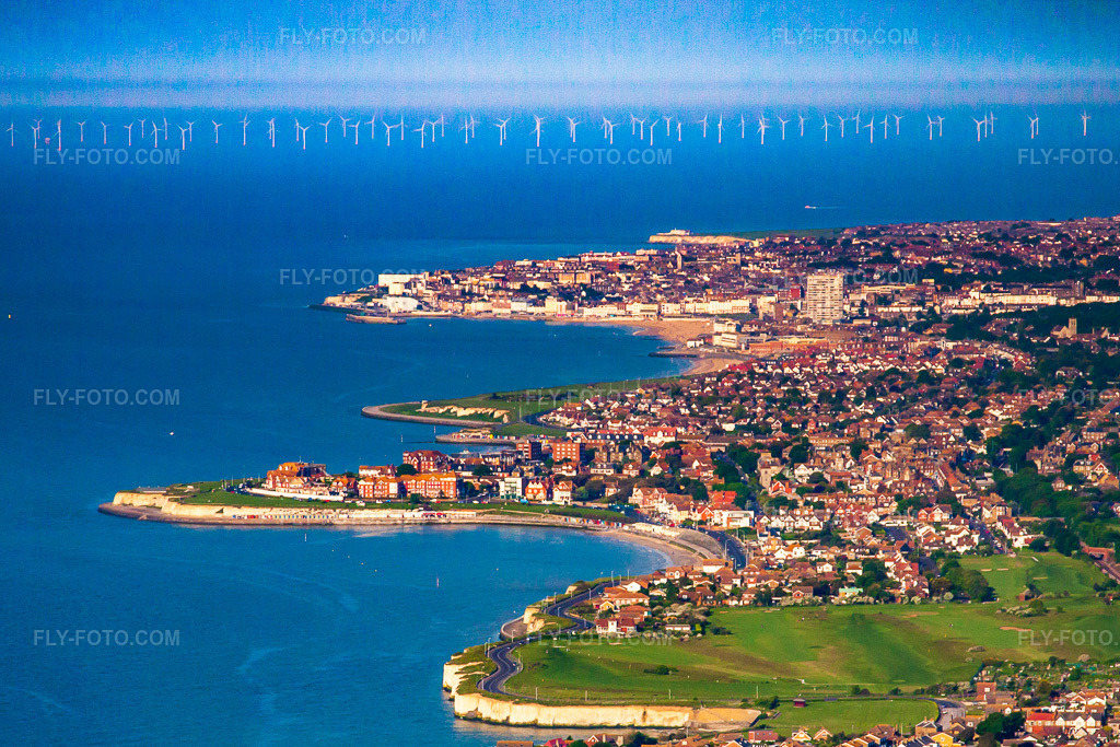 Aerial view: View of the locality on the sea coast with an offshore wind farm in the North Sea in Margate in the state England, Great Britain. – Photo: IMG_50424.jpg taken on 05/27/2012 by Werner Riehm/FLY-FOTO.com – Resolution of the original: 3452 x 2301 px