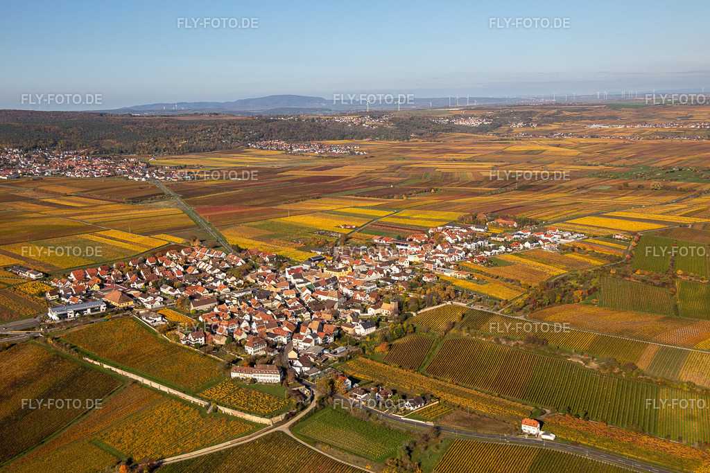 Herbstliche verfärbte Vegetationsansicht der Weinbergen um das Winzerdorf | Luftbild: Herbstliche verfärbte Vegetationsansicht der Weinbergen um das Winzerdorf in Herxheim am Berg im Bundesland Rheinland-Pfalz in Deutschland. Foto: IMG_123512.jpg vom 31.10.2020 durch ©2025 Werner Riehm fly-foto.de/copyright - Realisiert mit Pictrs.com