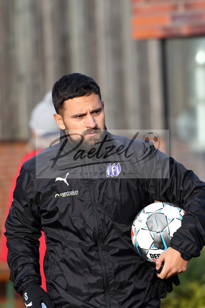 20200126_TRAOSN_0002 | Fußball, Herren: Marcos Alvarez (VfL Osnabrück) schaut beim Training des VfL Osnabrück am 26.01.2020 im Sportpark Illoshöhe in Osnabrück, Deutschland.(Foto von Nico Paetzel) - Realisiert mit Pictrs.com