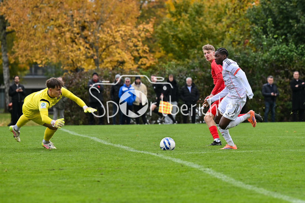 SpVgg Unterhaching U19 - FC Bayern München U19 | In dieser Szene ist Vincent HUBER (SpVgg Unterhaching U19 1) vor Uzorchukwu Frank EGWUATU (FC Bayern München 7) am Ball / U19 DFB Nachwuchsliga: SpVgg Unterhaching - FC Bayern München; Sportschule Oberhaching am 18.10.2025