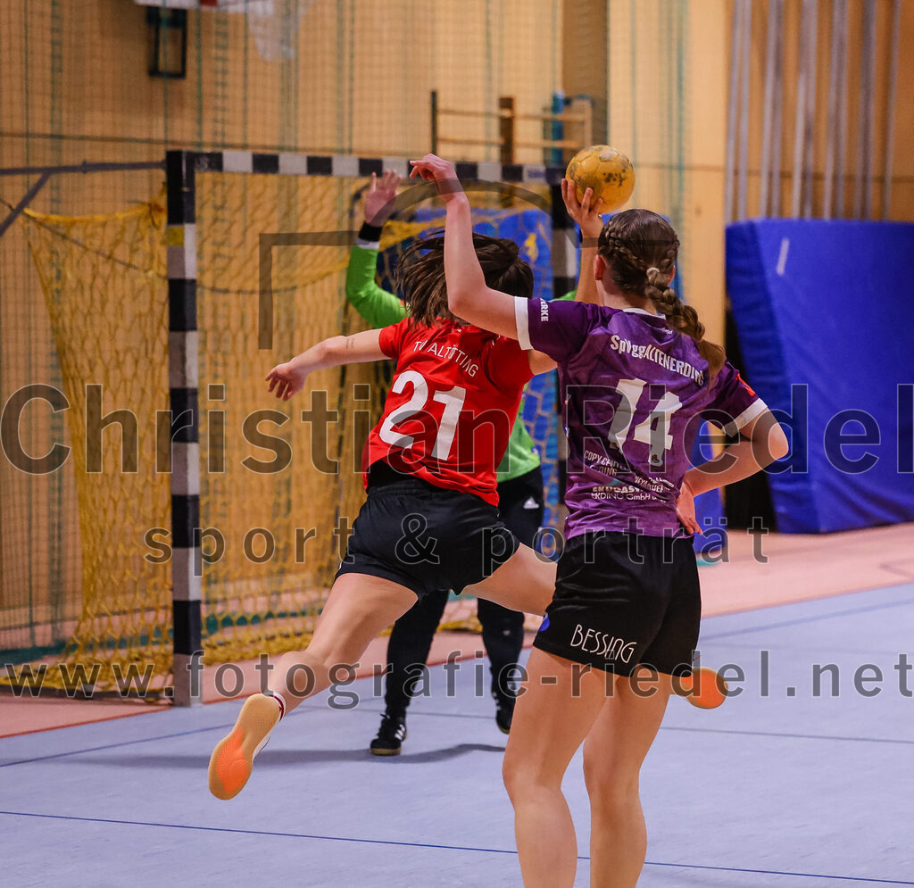 2025-01-18_116_SpVgg_Altenerding_gegen_TV_Altoetting | Erding, Deutschland, 18.01.2025:Handball, Bezirksoberliga Frauen Altbayern 2024 / 2024, 11. Spieltag, SpVgg Altenerding gegen TV Altötting, Endergebnis: 19:24Torfrau Hanna Obermair (SpVgg Altenerding, #1), Eva Taubeneder (TV Altötting, #21), Sophie Lößl (SpVgg Altenerding, #14)Foto: Christian Riedel / fotografie-riedel.net
