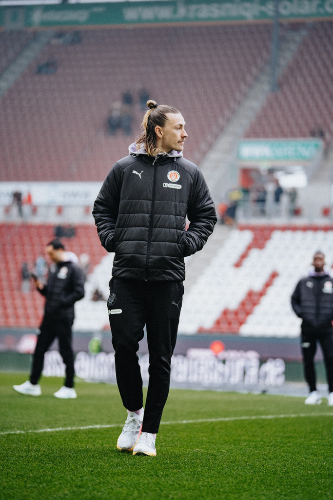 FCS01311 | Der offizielle Shop für FC St. Pauli Fotos. Wähle aus Spielszenen & Fanmomenten dein FCSP Wunschformat. Wir liefern Millerntor-Atmosphäre.
