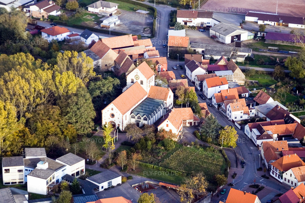 Luftbild: Heiligenberg, Kirche St. Georg in Hördt im Bundesland Rheinland-Pfalz in Deutschland. Foto: IMG_4578.jpg vom 10.11.2006 durch Werner Riehm/FLY-FOTO.de
