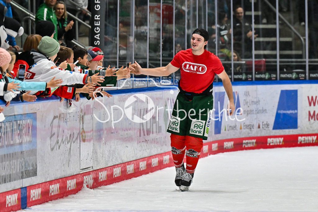 Augsburger Panther - Grizzlys Wolfsburg | Zusammen mit den Fans feiern die Augsburger Panther den Heimsieg gegen Wolfsburg / Jubel / Freudne / happy / DEL: Augsburger Panther - Grizzlys Wolfsburg; Curt Frenzel Stadion am 10.10.2025 / D. J. BUSDEKER (Augsburger Panther 14)