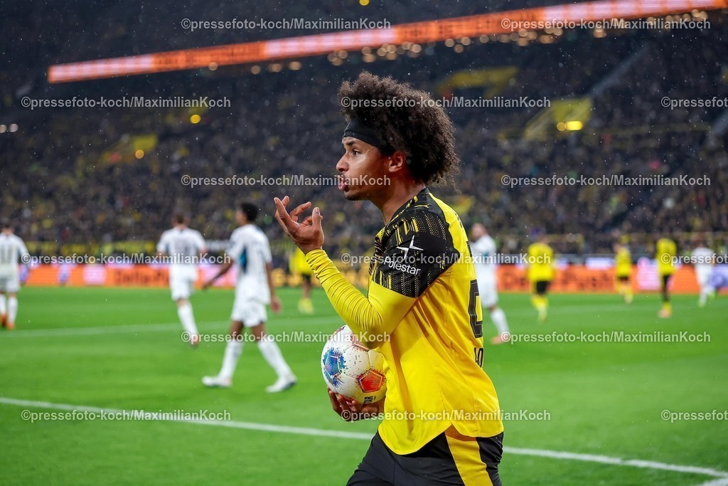 BVB07122501019 | 07.12.2025, Fußball, Borussia Dortmund - TSG 1899 Hoffenheimt, 1. Fußball Bundesliga, 13. Spieltag, Signal Iduna Park, Saison 2025 2026: Karim Adeyemi&nbsp;(BVB #27) gestikulierend auf dem Spielfeld   DFB regulations prohibit any use of photographs as image sequences and or quasi-video.