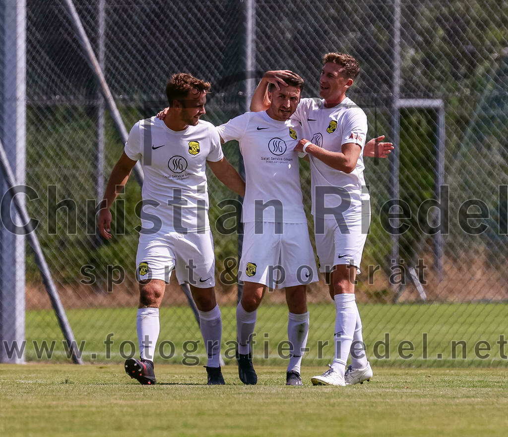 2023-07-22_051_FC_Eitting_gegen_FC_Moosinning | Eitting, Deutschland, 22.07.2023:
Fußball, Kreisliga 2023 / 2024, Testspiel, FC Eitting gegen FC Moosinning, Endergebnis: 0:4

Jubel nach dem 0:2 durch Maximilian Lechner (FC Moosinning, #11)
Thomas Auerweck (FC Moosinning, #19), Maximilian Lechner (FC Moosinning, #11), Florian Jakob (FC Moosinning, #10)

Foto: Christian Riedel / fotografie-riedel.net