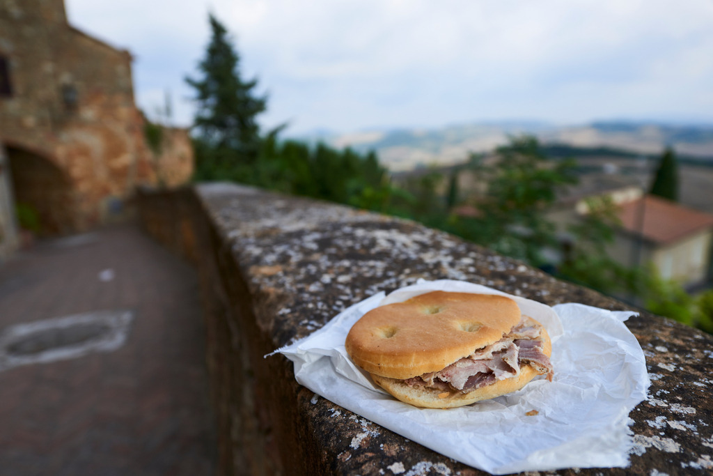 Brot mit gefuellter Schweinebrust | Pienza, Italien - September 07, 2016: Brot mit gefuellter Schweinebrust auf Mauer liegend. - Realisiert mit Pictrs.com