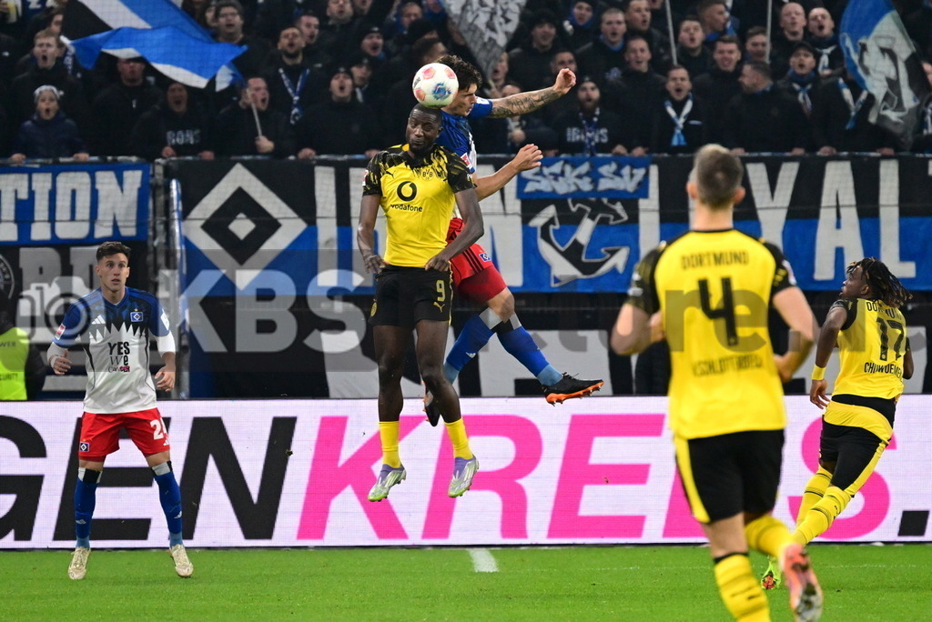 KBS Picture_HSV-Dortmund_004 | v.l. Guirassy Serhou (Bor. Dortmund) , Vuskovic Luka (HSV) ,Sportplatz :  Volksparkstadion, - Realisiert mit Pictrs.com