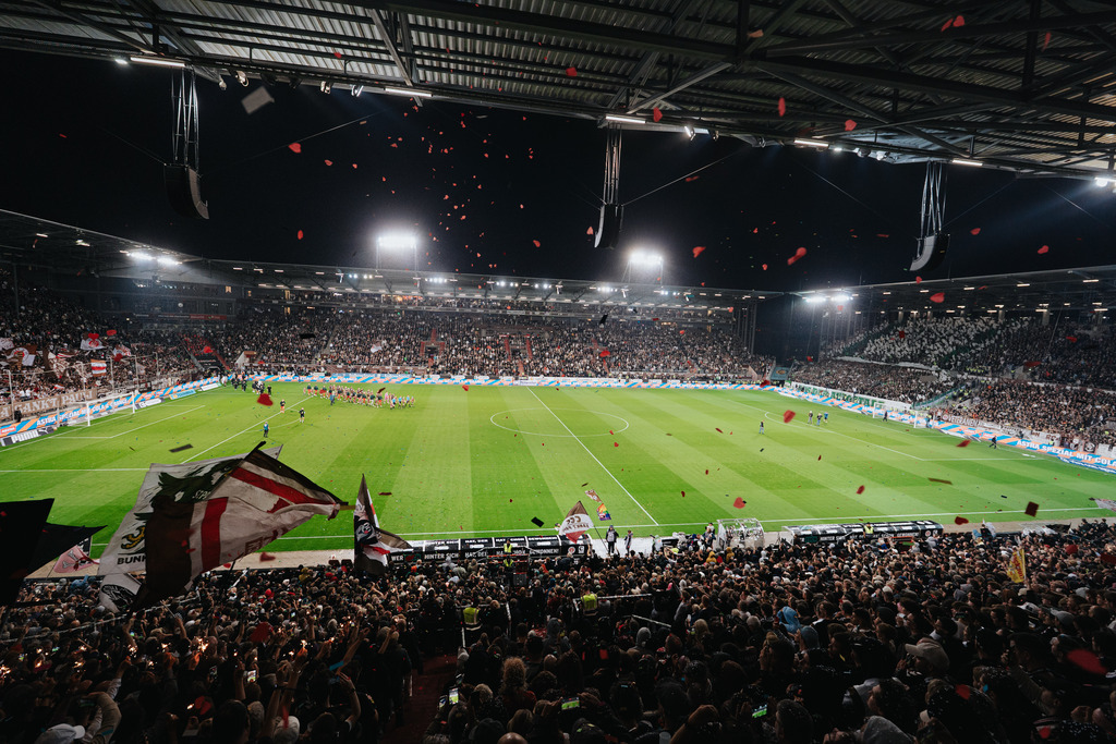 HEV00840 | Der offizielle Shop für FC St. Pauli Fotos. Wähle aus Spielszenen & Fanmomenten dein FCSP Wunschformat. Wir liefern Millerntor-Atmosphäre.