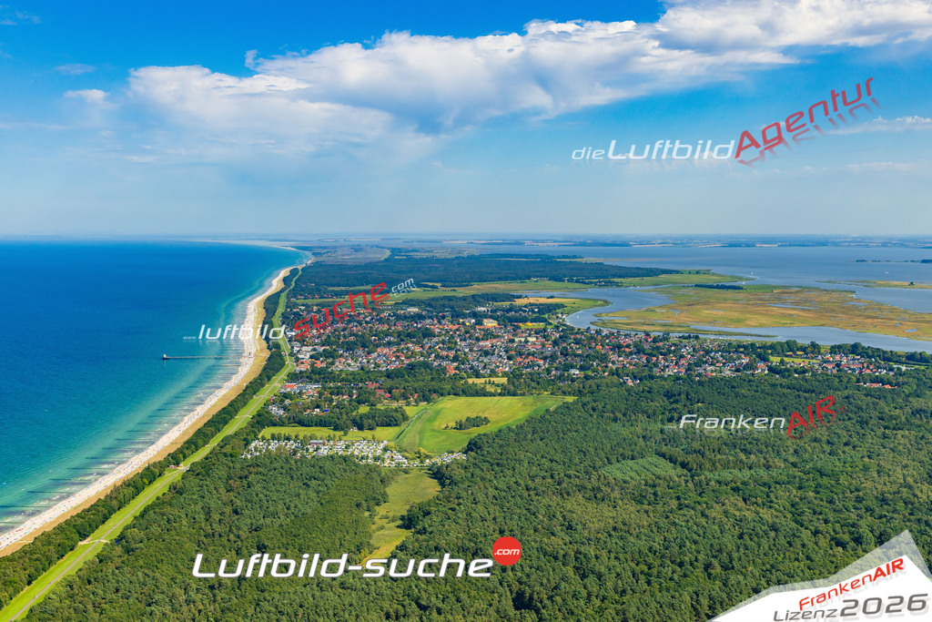 Übersichts Bild Zingst - Die Luftaufnahme wurde 2025 vom UL-Flugzeug heraus erstellt ( keine Drohnenaufnahme ) - Hochauflösende Luftaufnahme - für Wandbilder und großformatige Ausdrucke geeignet. Das besondere Geschenk!Hier alle&nbsp;Infos zur Lizenzierung der LuftaufnahmeWir fliegen auch dieses Jahr wieder in Ihre Region um Luftbilder zu erstellen.- Luftbild anfragen