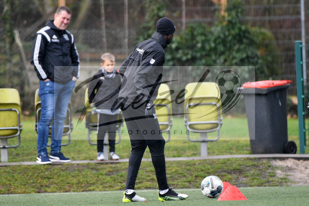 20200203_TRAOSN_0030 | Fußball, Herren: Assan Ceesay (VfL Osnabrueck) in Aktion, am Ball, Einzelaktion waehrend der Trainingseinheit des VfL Osnabrueck im Sportpark Illoshoehe am 03.02.2020 in Osnabrueck, Deutschland. - Realisiert mit Pictrs.com