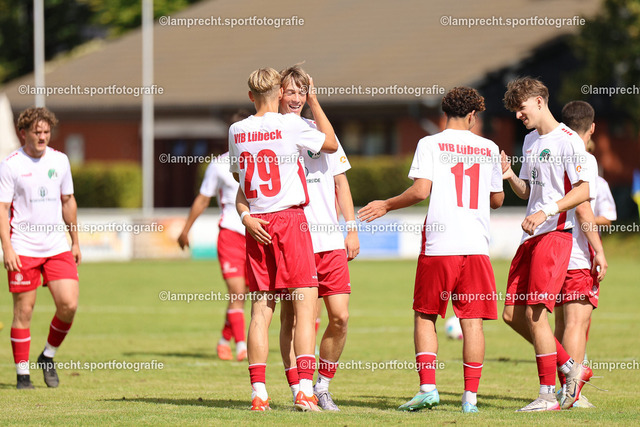 Fußball I Herren I Senioren Landesliga Holstein I 5. Spieltag I SC Rönnau - VfB Lübeck U21 I 23.08.2025.0062 | v.l. Mika Lehnfeld (29, VfB Lübeck U21), Henry Jeschonek (3, VfB Lübeck U21) - Realisiert mit Pictrs.com