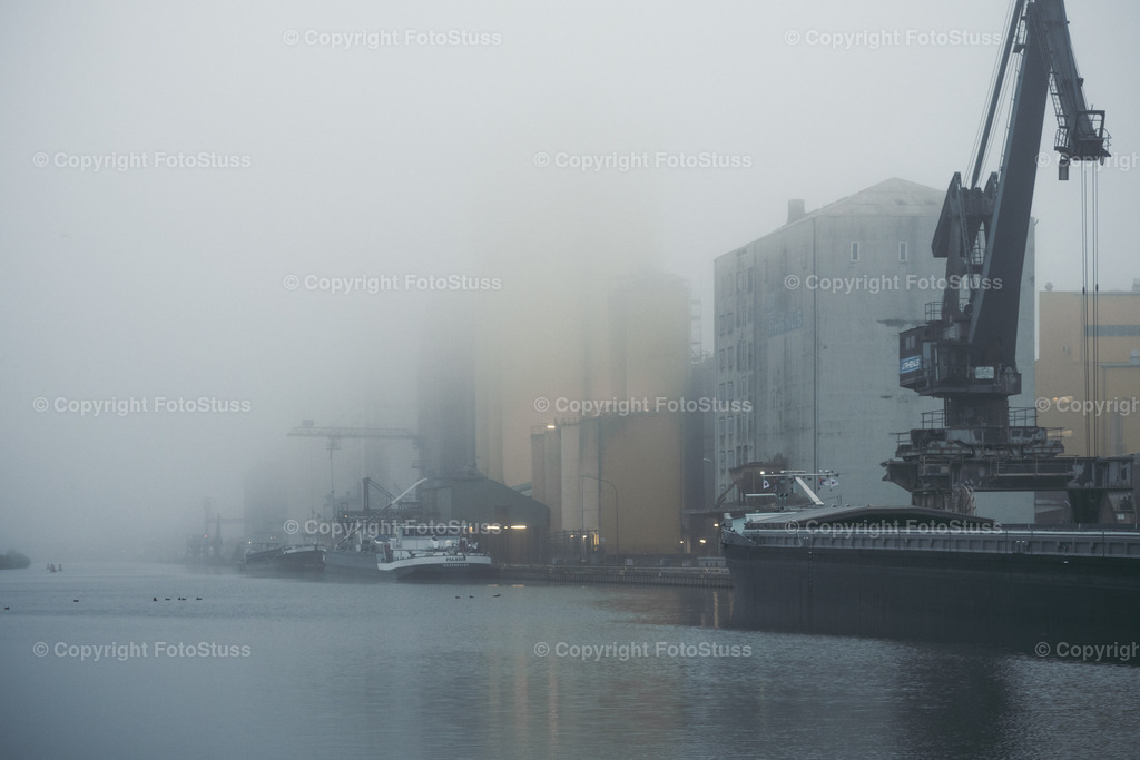 Hammer Hafen im Frühnebel | Aufgenommen an einem wunderschönen Morgen als der Nebel so richtig schön Dicht über dem Stadtgebiet lag. Besonders der Hafen lag so unter einer mystisch schönen Nebeldecke. - Realisiert mit Pictrs.com