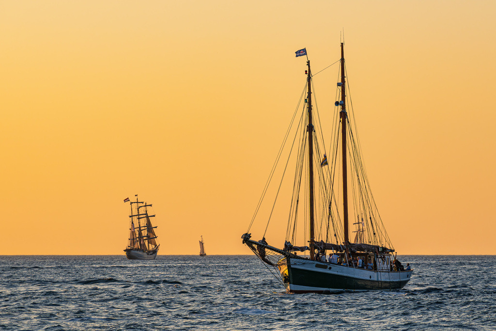 Segelschiffe im Sonnenuntergang auf der Hanse Sail in Rostock. | Segelschiffe im Sonnenuntergang auf der Hanse Sail in Rostock.