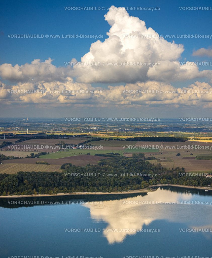 Moehnesee220902271 | Luftbild, Fernsicht und blauer Himmel mit Wolken,  Spiegelung der Wolken im Delecker Becken, Sandstrand Schweinebucht, Delecke, Möhnesee, Sauerland, Nordrhein-Westfalen, Deutschland