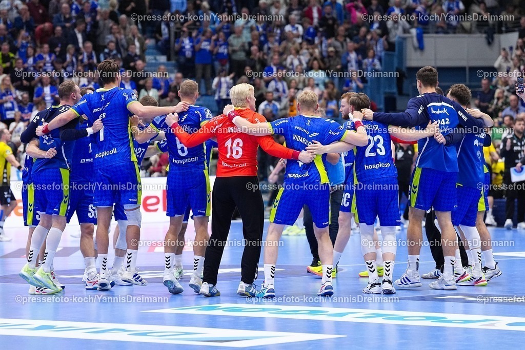 xYDR25092501112 | 25.09.2025, xydrx, Handball, 1.HBL, VFL Gummersbach - TVB Stuttgart, Schwalbe-Arena: die Spieler vom VFL Gummersbach feiern den Sieg