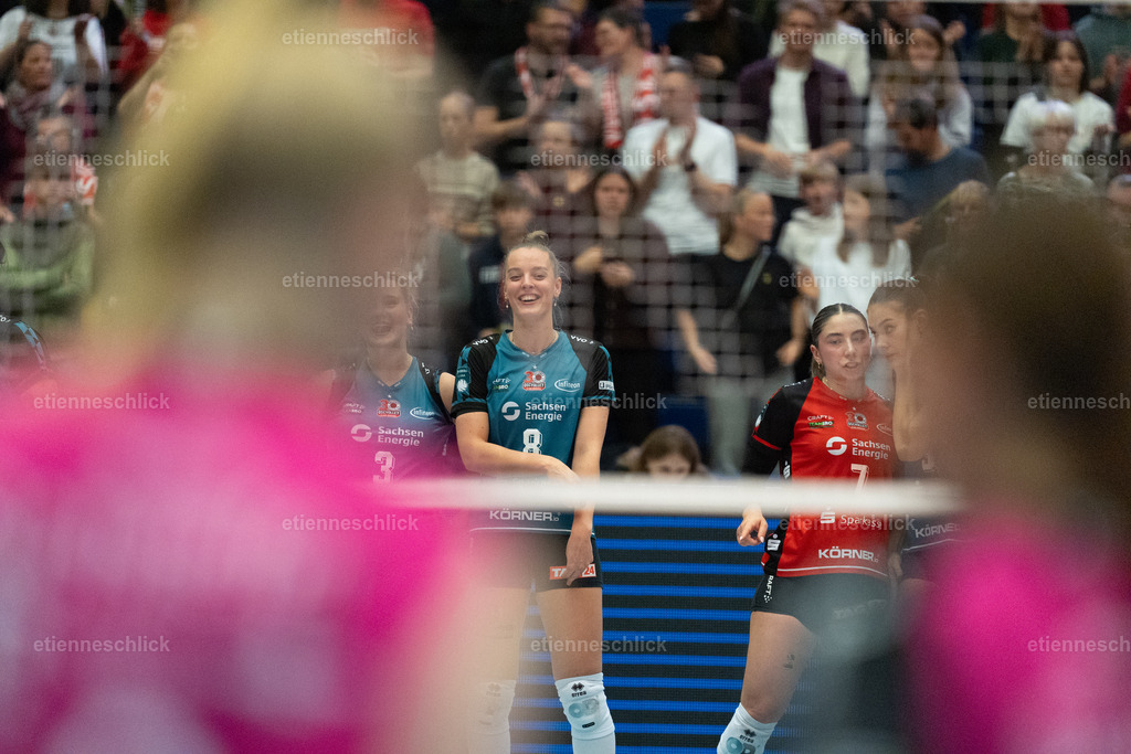 Dresdner SC - Binder Blaubären TSV Flacht, DEKRA 1. Bundesliga Frauen, Volleyball | Im Bild: Jette Kuipers (8, Dresdner SC) und Katerina Georgiadis (7, Dresdner SC)24.10.2026, Dresdner SC -  Binder Blaubären TSV Flacht, DEKRA 1. Bundesliga Frauen, Volleyball, Deutschland, Dresden, Cyberport Arena