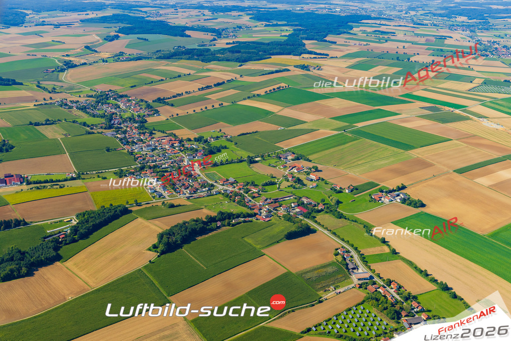 Klassische Luftaufnahme ohne Drohne zeigt:Osterham bei Laberweinting - Die Luftbildaufnahme wurde 2025 vom UL-Flugzeug heraus erstellt ( keine Drohne ) - Hochauflösende Luftaufnahme -Nicht vergleichbar mit Google Maps oder Satelittenbilder- Die Geschenkidee !Mit Lizenz und Bildrechte bestellbar