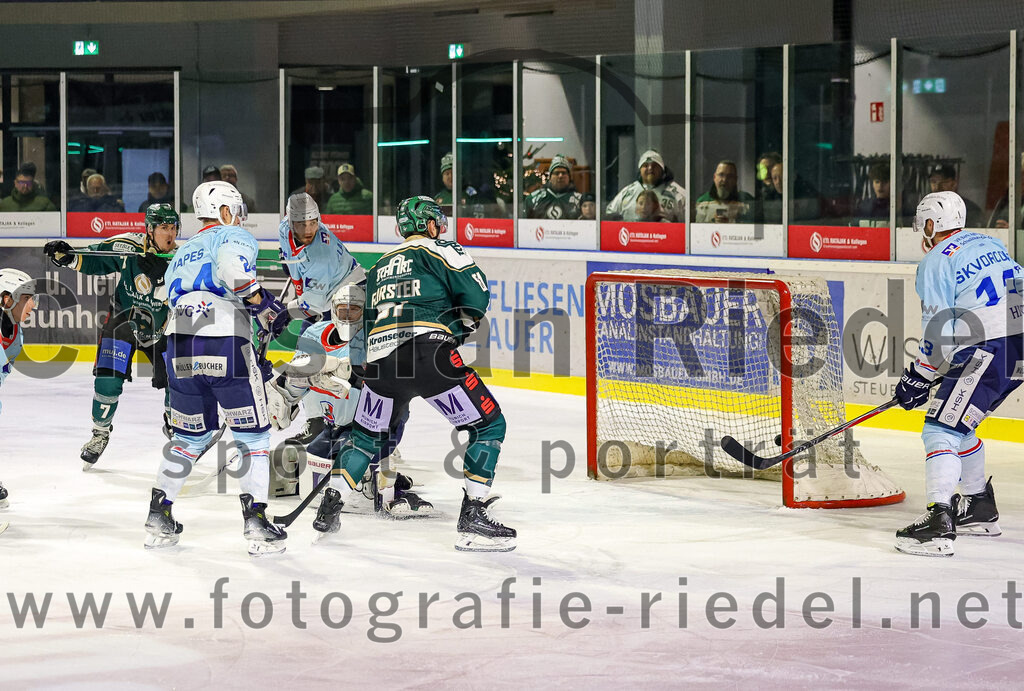 2025-12-23_122_TSV_Erding_gegen_Heilbronner_Falken | Erding, Deutschland, 23.12.2025:Eishockey, Oberliga Süd 2025 / 2026, 29. Spieltag, TSV Erding gegen Heilbronner Falken, Endergebnis: 5:4Louis Trattner (Erding Gladiators, #7), Torwart Franz Jokinen (Heilbronner Falken, #75), Maximilian Forster (Erding Gladiators, #81), Gunars Skvorcovs (Heilbronner Falken, #13)Foto: Christian Riedel / fotografie-riedel.net