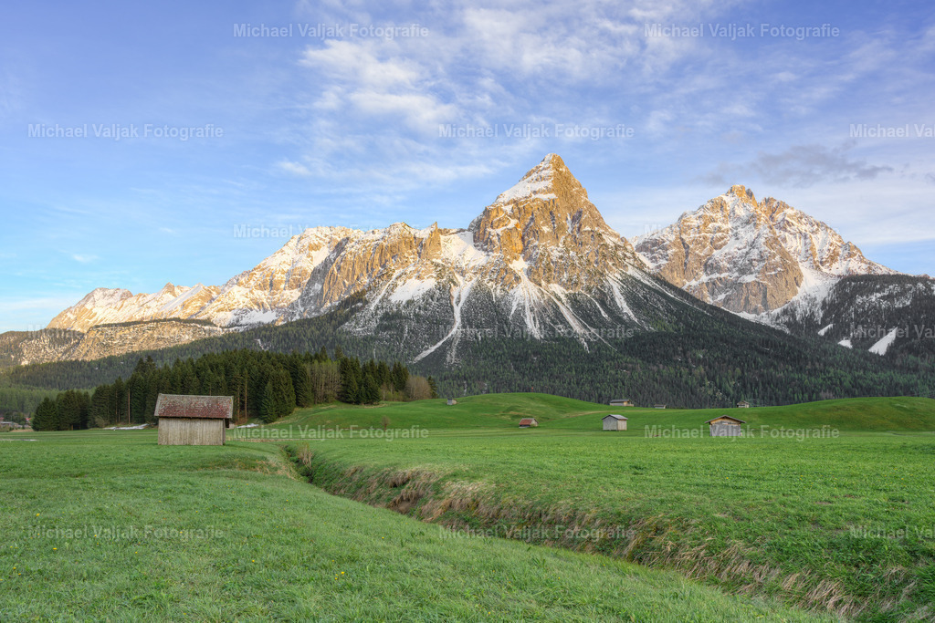 Sonnenspitze bei Ehrwald in Tirol | Die Sonnenspitze, ein majestätischer Gipfel in der Mieminger Kette in Tirol, bietet eine atemberaubende Kulisse für Besucher von Ehrwald und Lermoos. Mit einer Höhe von 2417 Metern ist sie eine beliebte Herausforderung für Bergsteiger, die eine anspruchsvolle Tour mit Kletterpassagen bis zum Schwierigkeitsgrad UIAA II suchen. Die Region ist bekannt für ihre malerischen Ausblicke, insbesondere am Abend, wenn das letzte Licht des Tages die Gipfel in ein warmes Glühen taucht und ein unvergessliches Panorama schafft. - Realisiert mit Pictrs.com