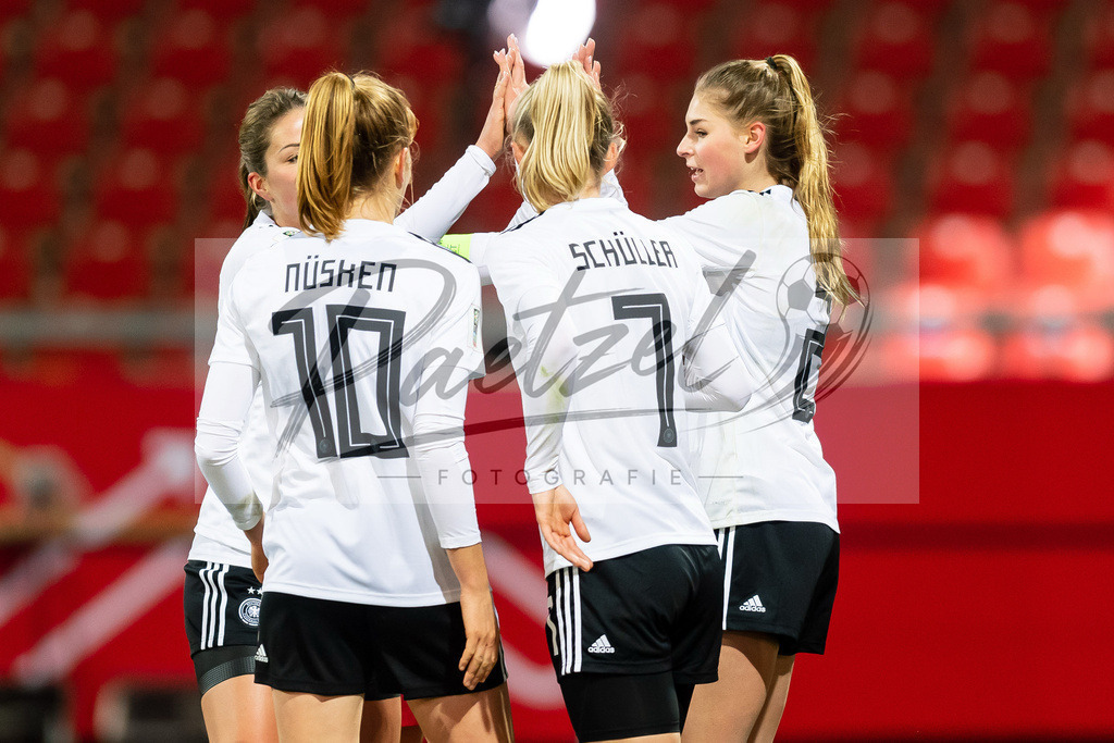 GERTUR20211126_033 | Fussball, Frauen: Jule Brand (Germany) Torjubel, jubelt mit ihrer Mannschaft nach dem Treffer zum 4:0 bei dem Spiel der WM-Qualifikation zwischen Deutschland und Tuerkei im Eintracht-Stadion am 26.11.2021 in Braunschweig, Deutschland. - Realisiert mit Pictrs.com