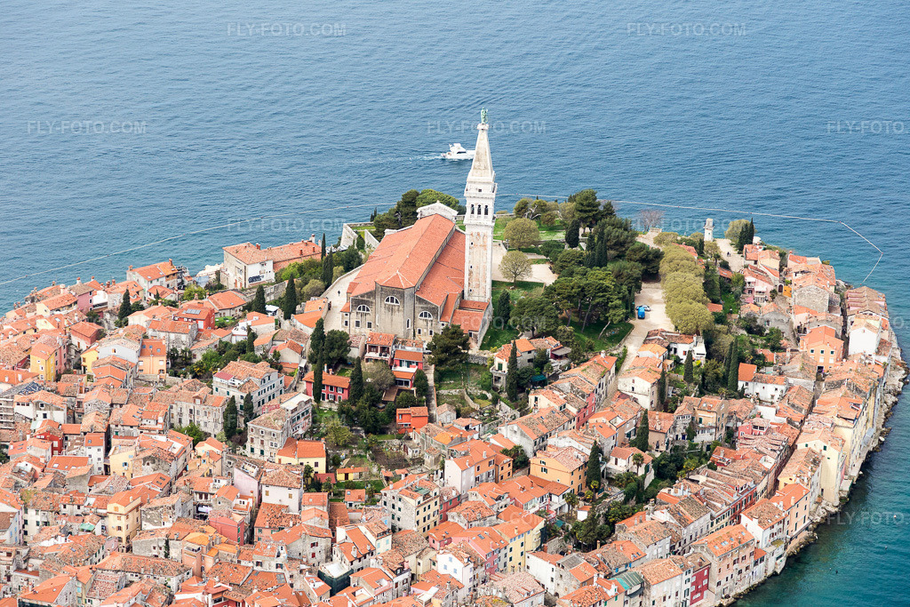 Aerial view: View of the town in Rovinj in the state Gespanschaft Istrien, Croatia. – Photo: IMG_105979.jpg taken on 04/13/2018 by Werner Riehm/FLY-FOTO.com – Resolution of the original: 5472 x 3648 px