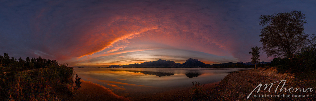 Sonnenaufgangspanorama Forggensee | Dies ist der Online-Shop von naturfoto.michaelthoma.de. Ich bin leidenschaftlicher Naturfotograf und fotografiere von der Andromedagalaxie bis zum Zwergtaucher, von der Ameise bis zum Orionnebel alles was mit Natur zu tun hat. Hier kann eine Auswahl meine - Realisiert mit Pictrs.com