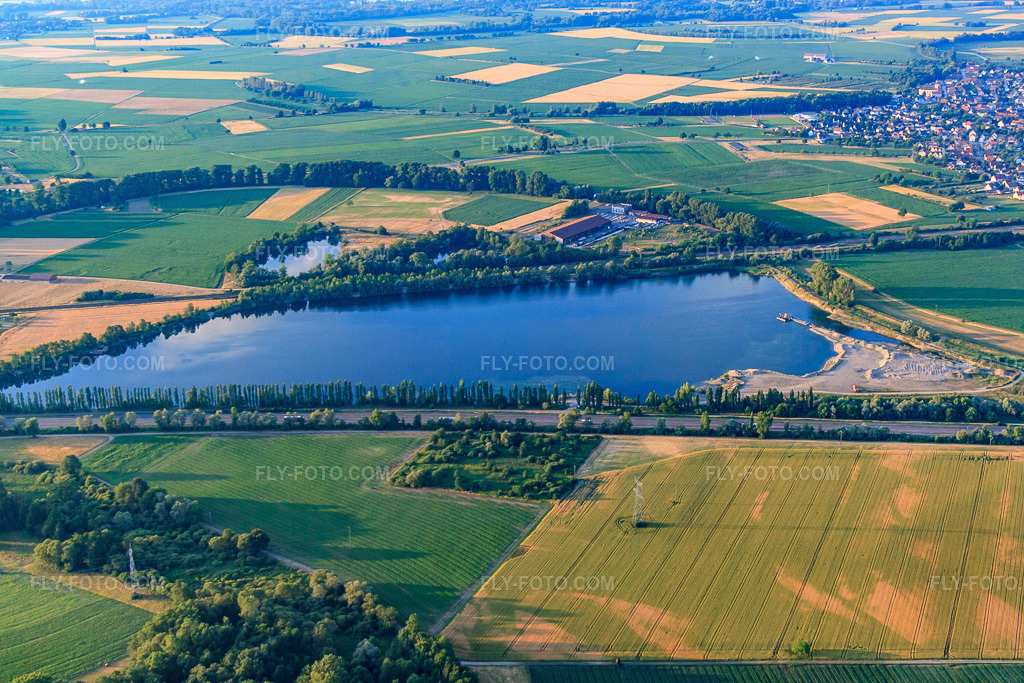 Aerial view: Gravière gravel pit in Kauffenheim in the state Bas-Rhin, France. – Photo: IMG_68002.jpg taken on 06/19/2014 by Werner Riehm/FLY-FOTO.com – Resolution of the original: 4752 x 3168 px
