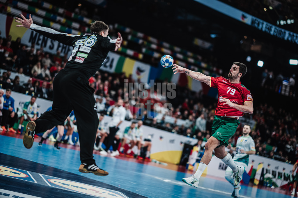 Handball | Herren | EHF EURO 2024 | European Championshop Men 2024 Final Tournament | Slowenien vs. Portugal | 19.01.2024 | Martim Costa (#79, Portugal, POR) gegen Torwart Klemen Ferlin (#26, Slowenien, SLO)