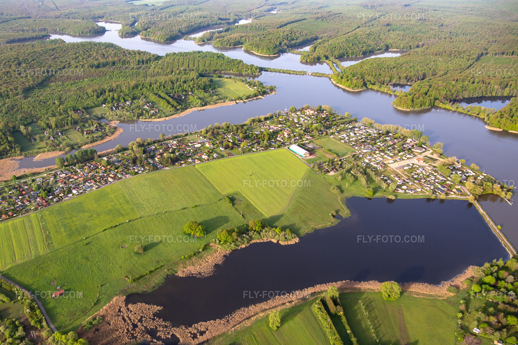Aerial view: Camping Municipal Le Lac Vert at Hirschweyer in Mittersheim in the state Moselle, France. – Photo: IMG_140599.jpg taken on 05/01/2024 by Werner Riehm/FLY-FOTO.com – Resolution of the original: 4775 x 3183 px