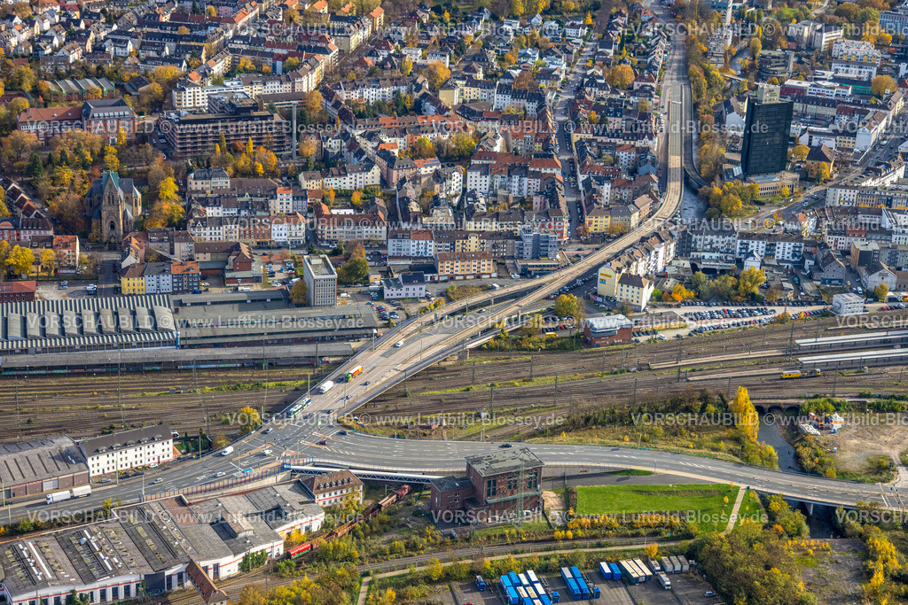 Hagen251100838 | Luftbild, Ortsansicht City, Hochstraße Bundesstraße B54 und Hochhaus Agentur für Arbeit, Hauptbahnhof Hagen mit Bahnhofshinterfahrung, Altenhagen, Hagen, Ruhrgebiet, Nordrhein-Westfalen, Deutschland