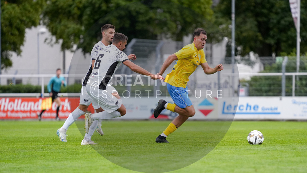 Fußball, Herren, Saison 2025/2026, Regionalliga Nordost, 4. Spieltag, FSV 63 Luckenwalde vs. BFC Preussen, Samstag 22.08.2025, Werner-Seelenbinder-Stadion Luckenwalde | Fußball, Herren, Saison 2025/2026, Regionalliga Nordost, 4. Spieltag, FSV 63 Luckenwalde vs. BFC Preussen, Samstag 22.08.2025, Werner-Seelenbinder-Stadion Luckenwalde, Im Bild: v.l. Philip Fontein (Preussen), Niklas Brandt (Preussen) und Simon Gollnack (Luckenwalde) - Realisiert mit Pictrs.com
